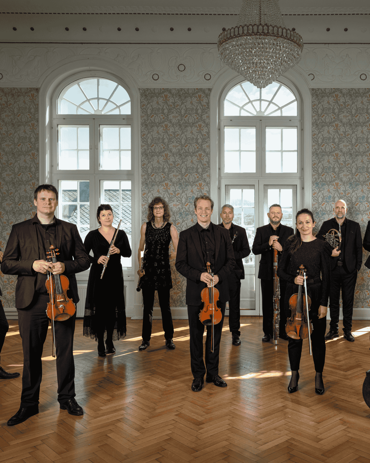 Klassiske musikere står med sine instrumenter